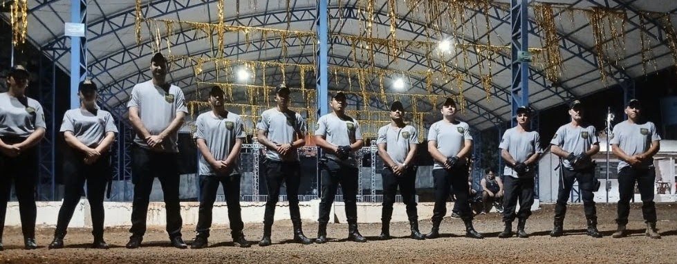 Equipe da Blindados perfilada em um pavilhão de eventos