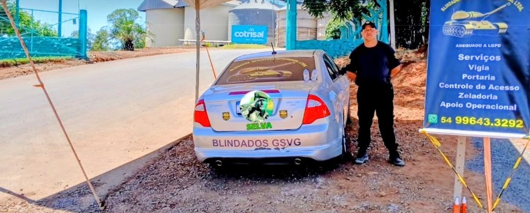 Profissional da Blindados no stand de atendimento de um evento